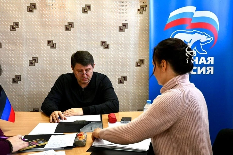 Глава Макеевки встретился с горожанами, которые пришли к нему на прием. Фото: ТГ/Ключаров