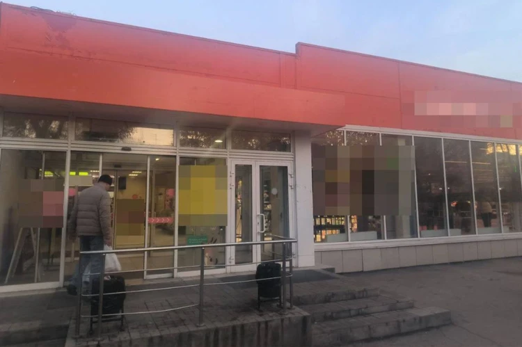 «Куда ее одну было отпускать без телефона?»: что происходило в магазине, где девочку шесть часов продержали в подсобке из-за конфеты