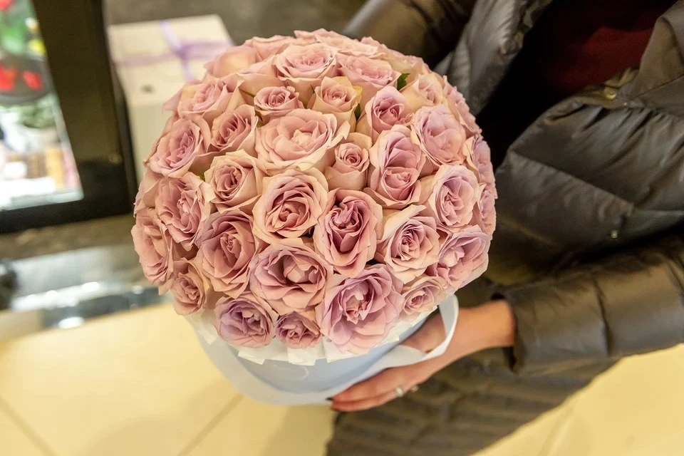 Цветы с подвохом: мошенники придумали новую схему с подарками для жертвы