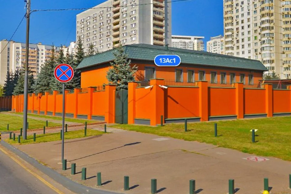 Жители Кузьминок называют это ярко-оранжевое строение «баня Жириновского». Фото: Яндекс-карты
