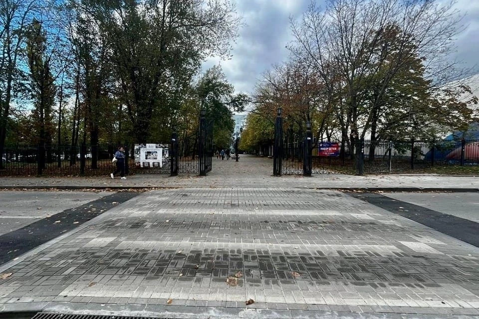 По поручение Александра Скрябина рядом с парком «Сказка» обустроили новый пешеходный переход. Фото: Telegram-канал Александра Скрябина.