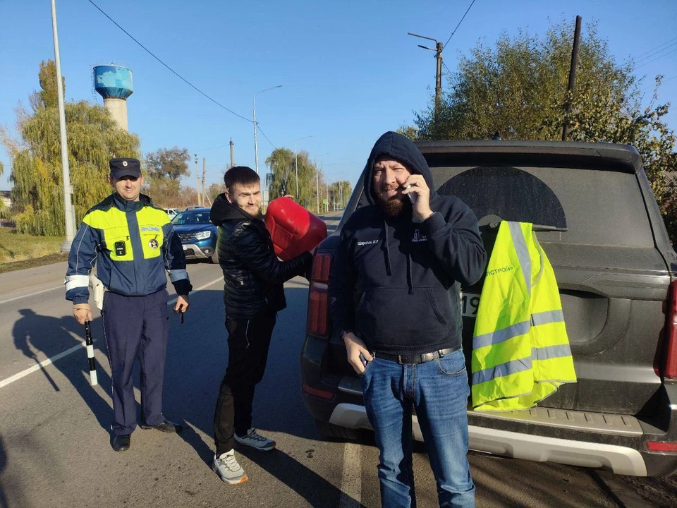 Полицейские оперативно доставили необходимый запас горючего. Фото: Пресс-служба МВД по Луганской Народной Республике