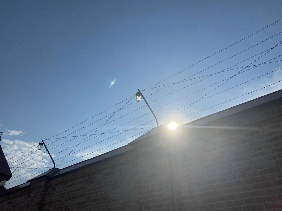 Пьяный тюменец за угрозы с ножами в руках в сторону полицейского получил штраф.