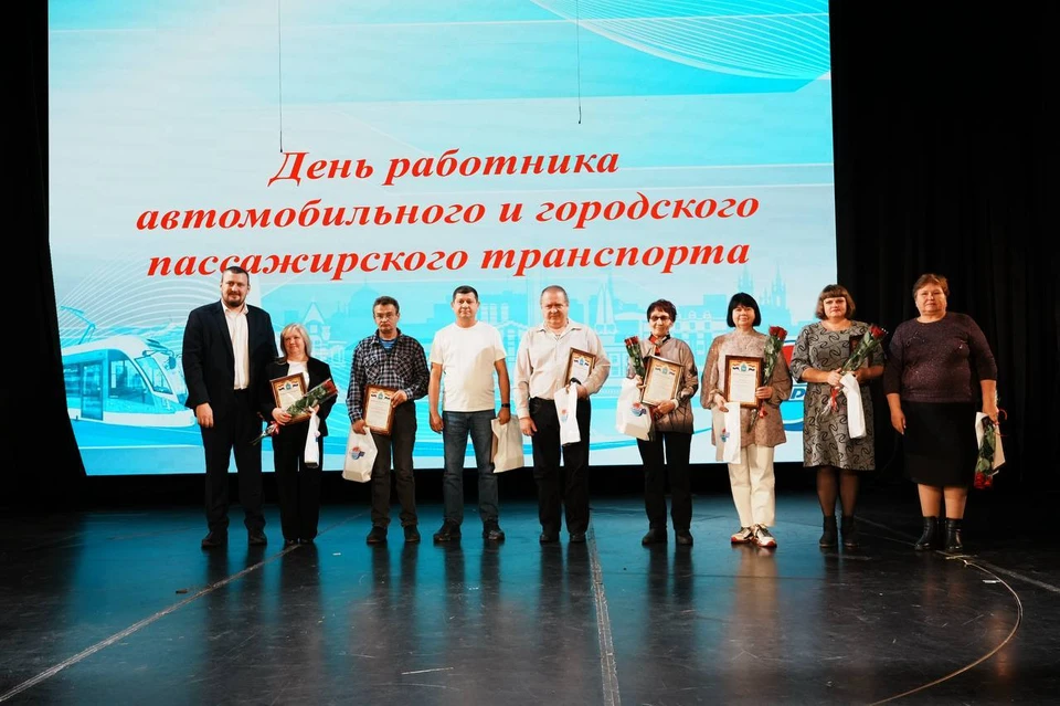 Награды и подарки получили более 70 человек. Фото: дептранс Самары