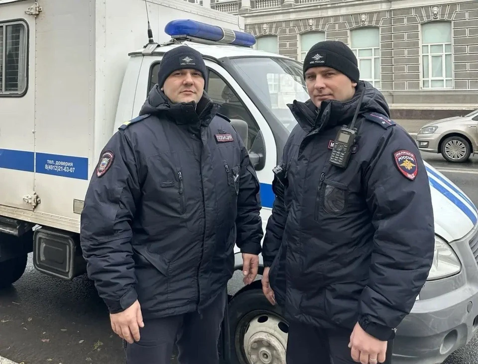 Пострадавших в ДТП на улице Новоселов подростков спасали полицейские. Фото: УМВД по Рязанской области