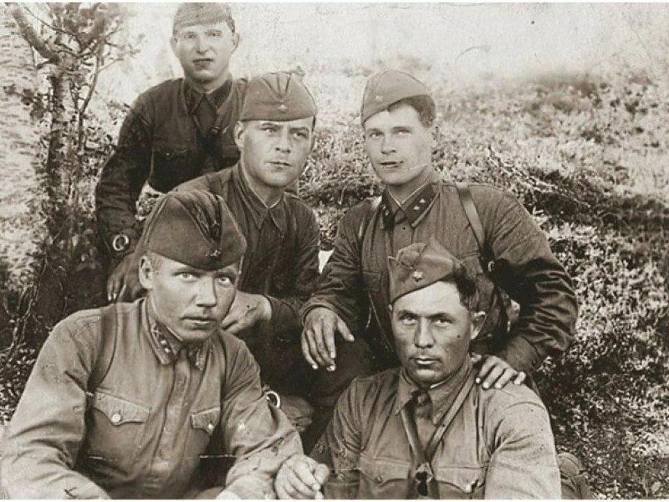 Командный состав 6-й батареи, 8 августа 1941 года. В первом ряду слева — лейтенант Иван Андреевич Уродков, справа — младший лейтенант Пантелей Павлович Коваленко. Во втором ряду слева — младший лейтенант Александр Михайлович Осипов, справа — младший политрук Николай Андреевич Васильев. На заднем плане замполитрука Иван Кобыленко. Фото: Совет депутатов города Мурманска