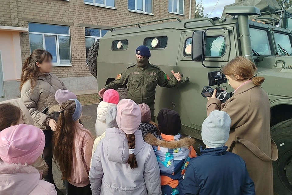 Урок мужества провели сотрудники ОМОНа и СОБРа в школе №24. Фото: управление Росгвардии по ЗО