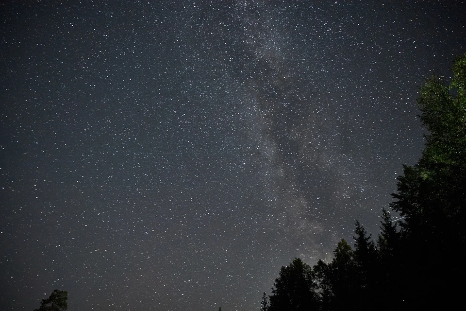 Новосибирцы увидели загадочные огни в ночном небе.