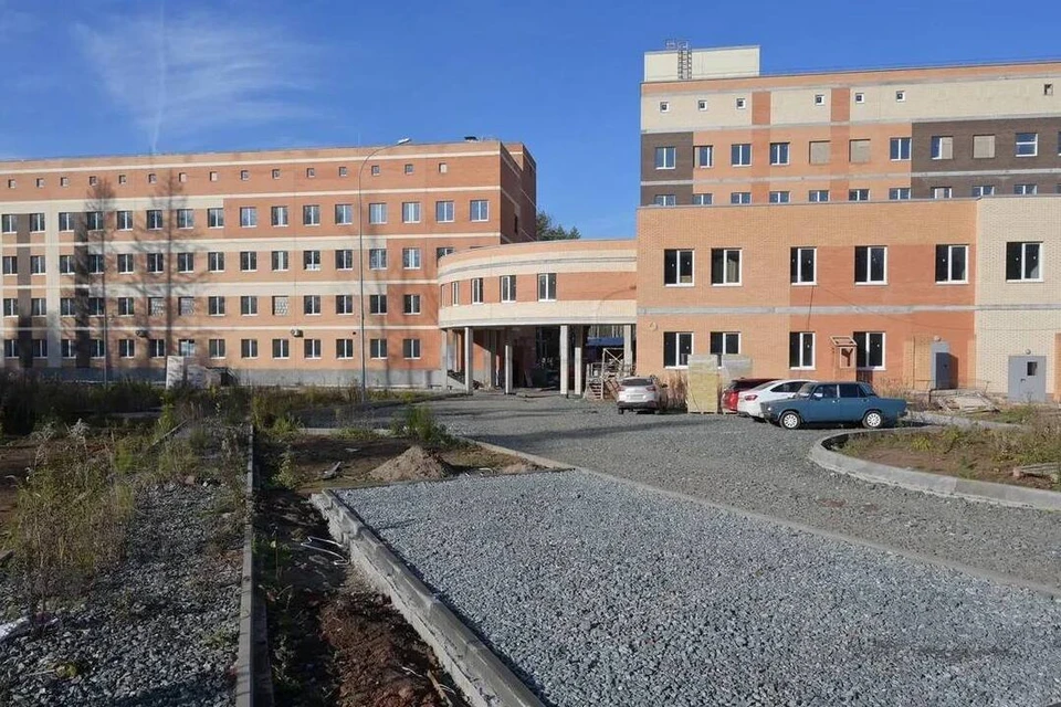 До конца осени планируется заасфальтировать первым слоем дорогу, ведущую к больничным корпусам. Фото: t.me/brechalov