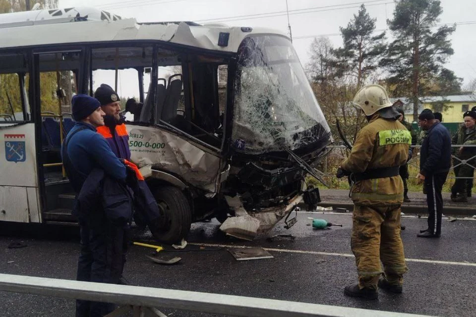 Трое получили травмы средней степени тяжести. Фото: t.me/doroga_47