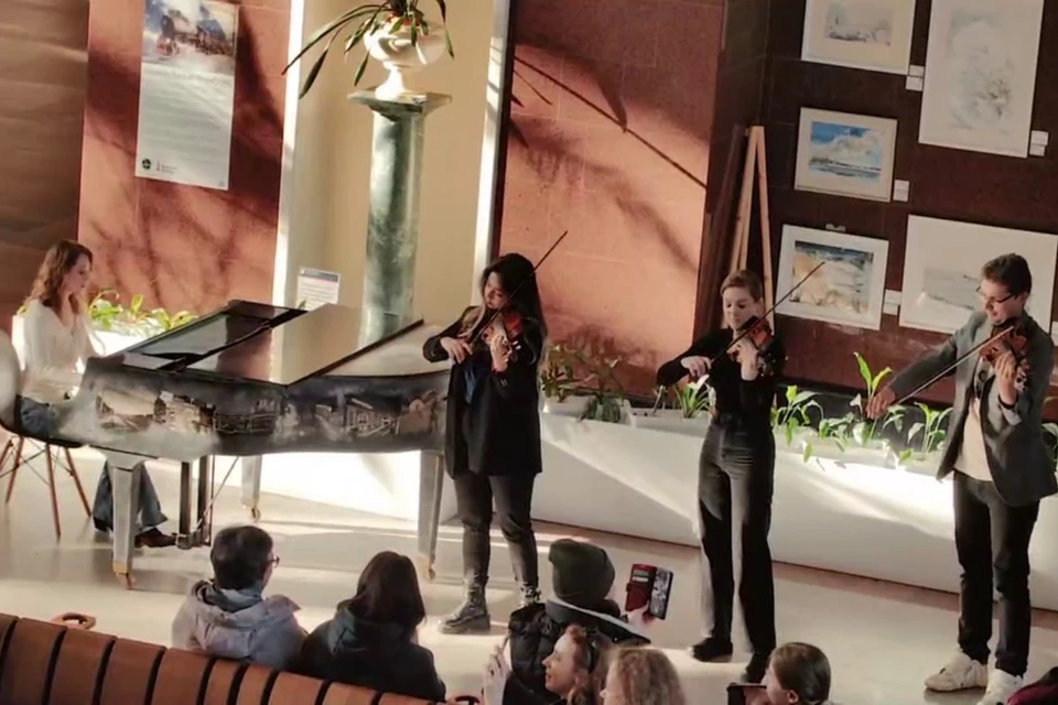 На вокзале Новосибирск-Главный устроили музыкальный флешмоб. Фото: скриншот видео в телеграм-канале Западно-Сибирской железной дороги