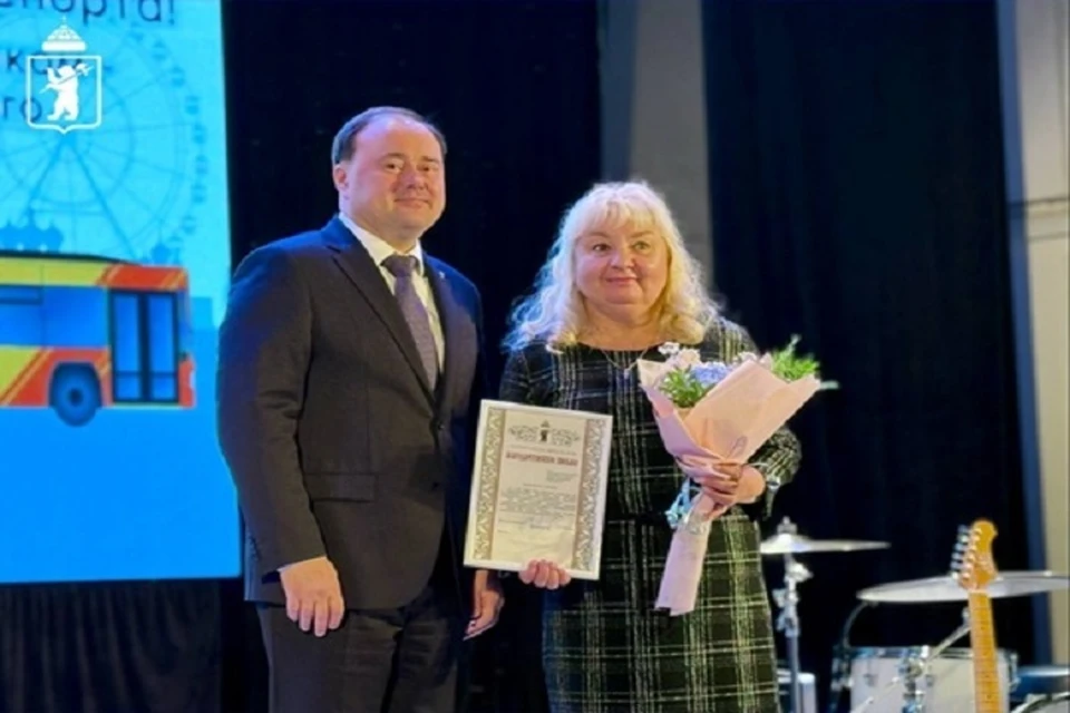 Лучшим работникам вручили награды.