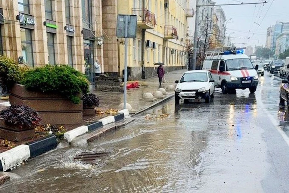 Во время ливня 25 октября в городе улицы ушли под воду. Фото: администрация Ростова