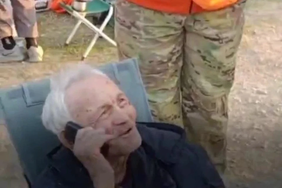 Когда дедушку нашли, он сразу попросил телефон позвонить родным. Фото: "Лиза Алерт"