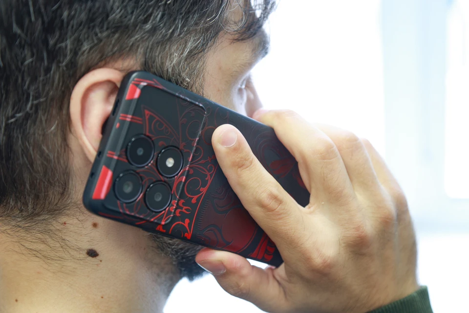 К потерпевшей подошел незнакомый молодой человек и попросил ее одолжить телефон для звонка