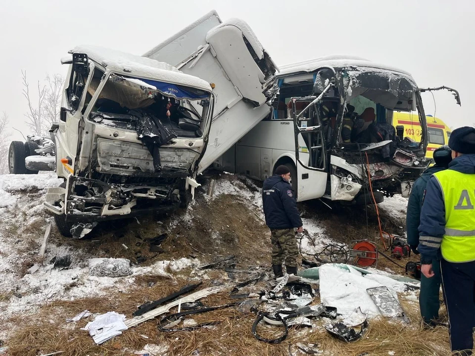 Предварительно, причиной аварии назвали выезд водителя автобуса на встречную полосу. Фото: Госавтоинспекция Амурской области