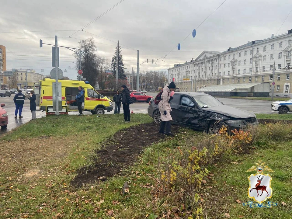 Фельдшер пострадала в результате опрокидывания скорой на площади Лядова.