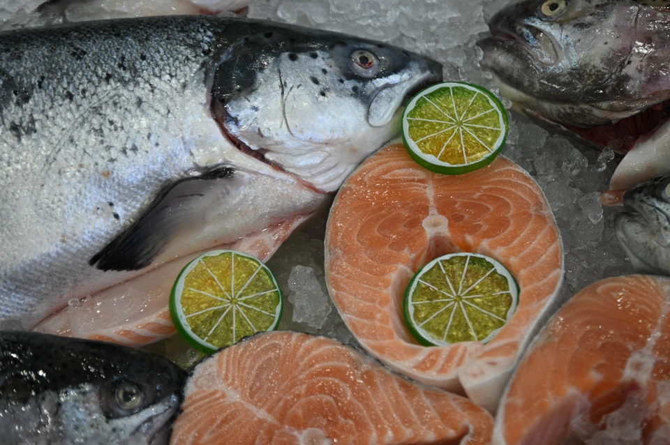 Йод в составе способствует нормальной работе щитовидной железы, а витамины группы А, В, Е и D делают рыбу важным компонентом здорового питания