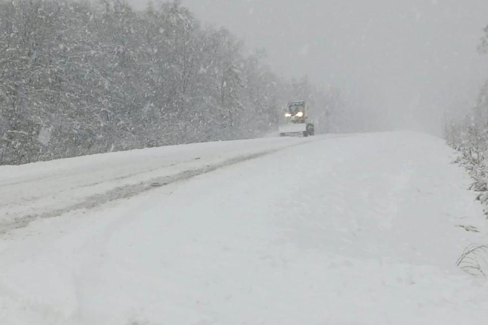 Несколько районов Хабаровского края оказались во власти мощного снегопада. Фото: Госавтоинспекция ОМВД России по Ванинскому району