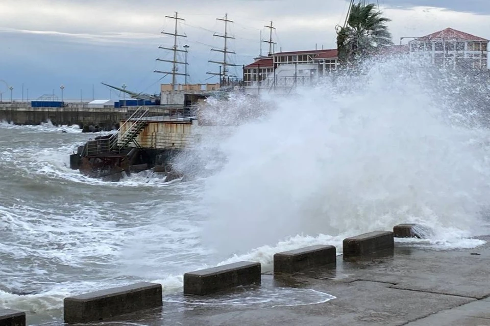 В Сочи продлили штормовое предупреждение