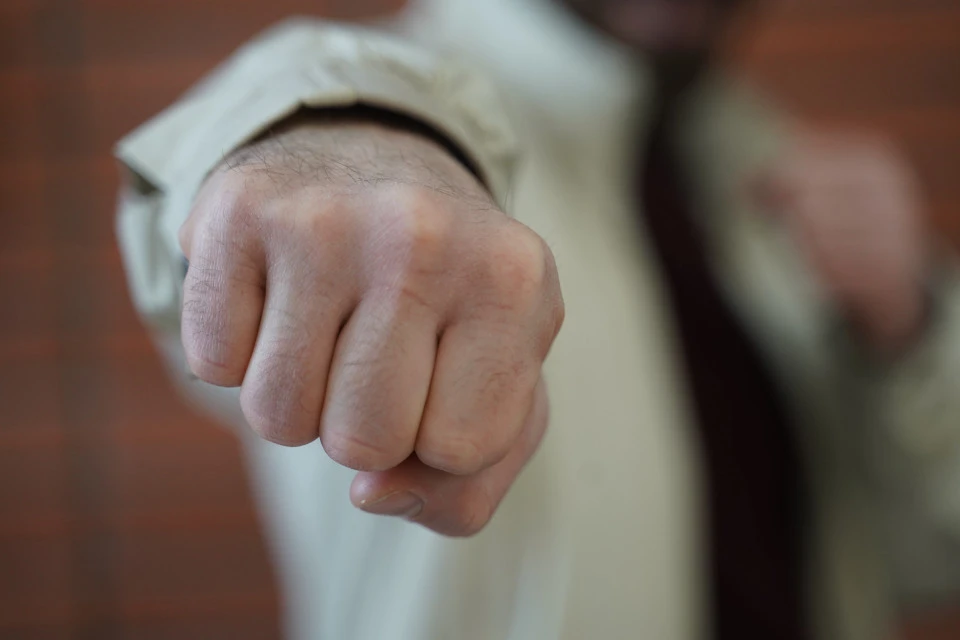 Бастрыкин поручил возбудить уголовное дело об избиении пенсионера.