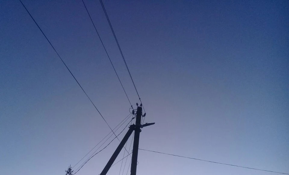 «Форд Фокус», которым управлял 19-летний водитель, влетел в опору ЛЭП с последующим столкновением с «Ладой Калиной» под управлением 44-летнего автомобилиста, ехавшего по встречке.