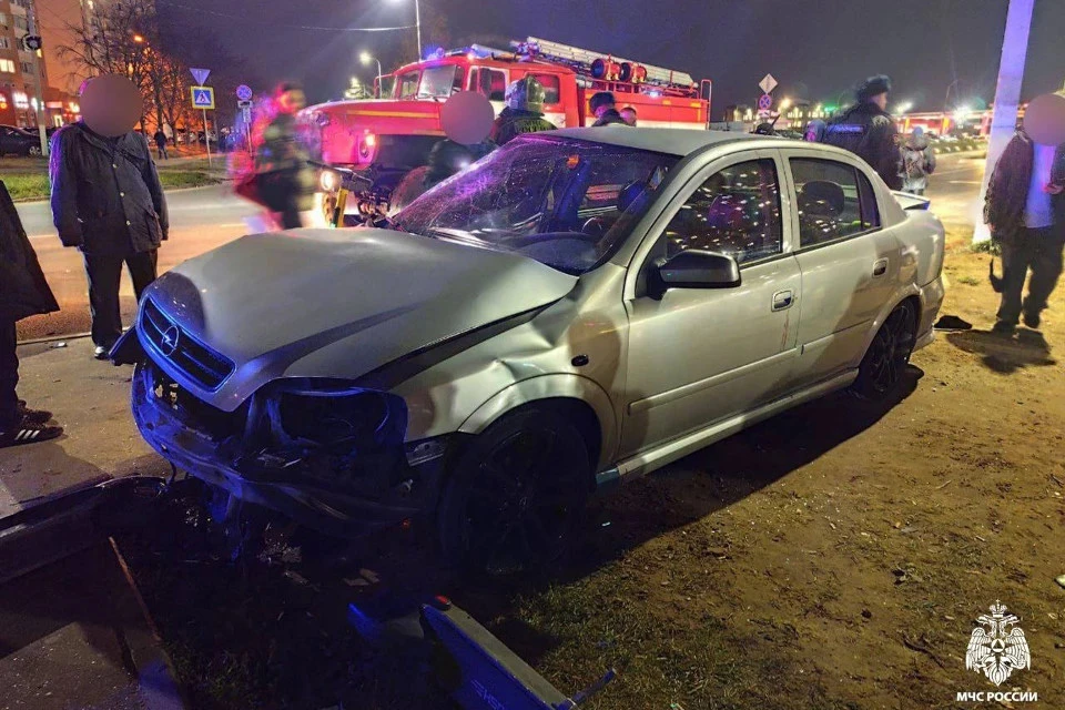 Машина на полном ходу влетела в остановку. Фото: ГУ МЧС России по Тверской области