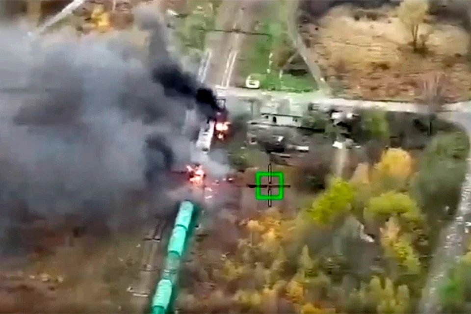 Ударные беспилотники сожгли вагоны с живой силой и вооружением