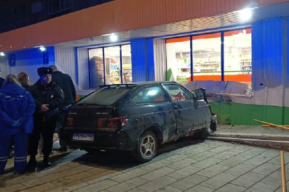Автомобиль влетел в магазин. Фото: прокуратура Свердловской области