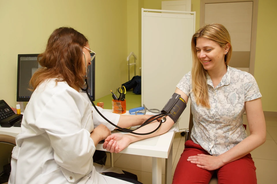 Инсульт - острое нарушение кровообращения в головном мозге, которое может привести к внезапной потере функций мозга из-за недостатка кислорода и питательных веществ.