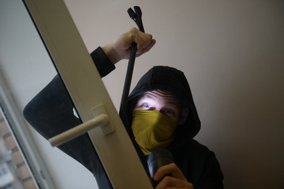 Похититель проник в квартиру, когда хозяйки не было дома