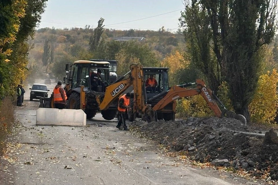 Продолжаются работы по замене трубопровода по улице Кирова. Фото: Минстрой ДНР