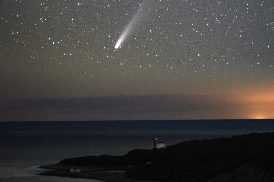 Комета в небе над морем. Фото: Tateshi