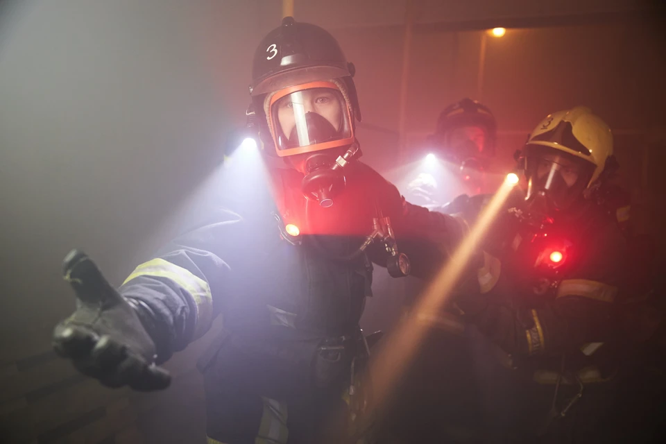 Огнеборцы спасли четырех человек из горящей квартиры на севере Москвы