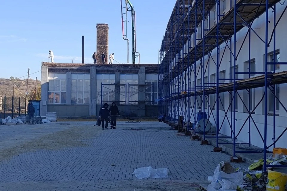 В селе Раздольном Старобешевского округа ведется капитальный ремонт школы. Фото: t.me/starobeshevskiy