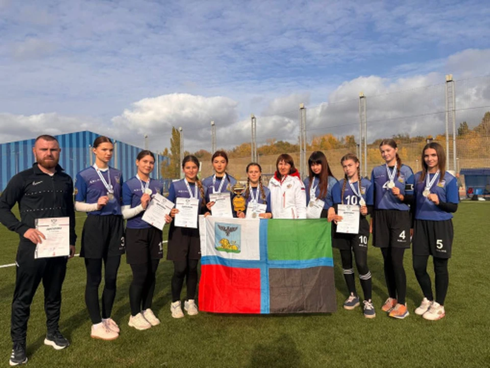 Наших девушек тренируют Ангелина Оболенцева, Екатерина Попова и Денис Петлюк.