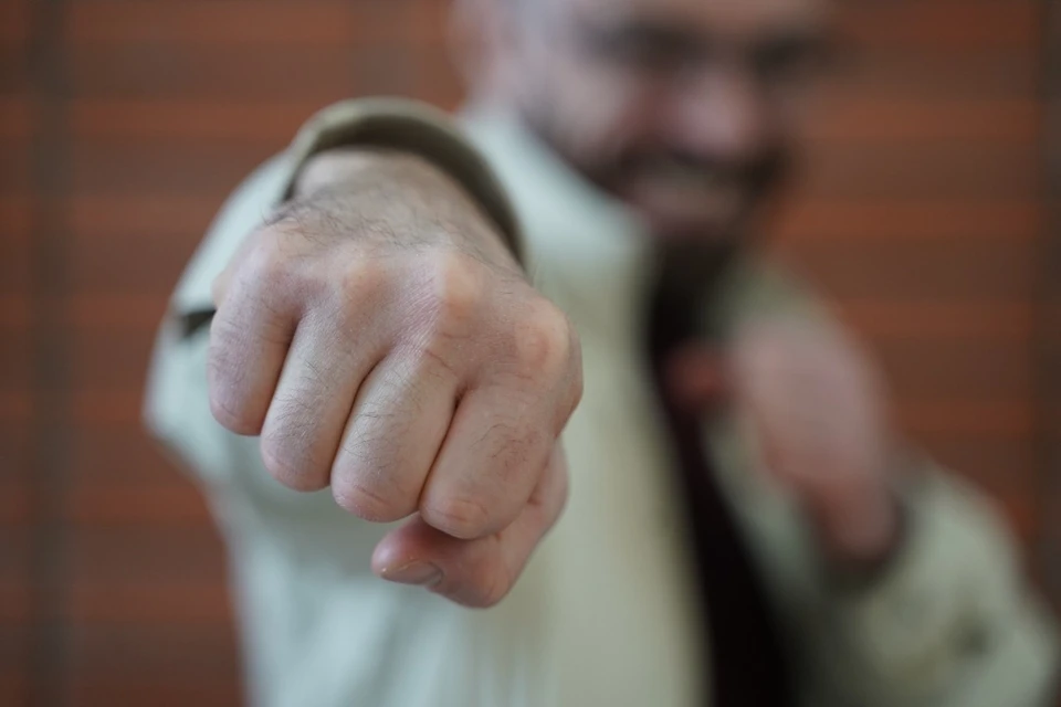 Пассажиры троллейбуса подрались из-за женщины.