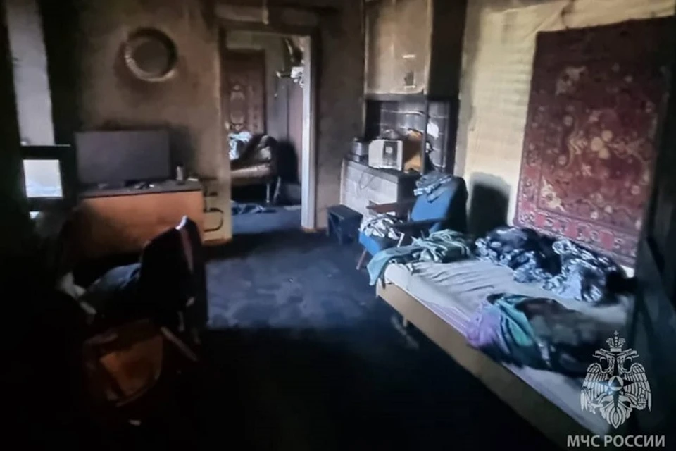 Возгорание тушили семь человек, задействовали две спецмашины. Фото: пресс-служба ГУ МЧС России по Ростовской области