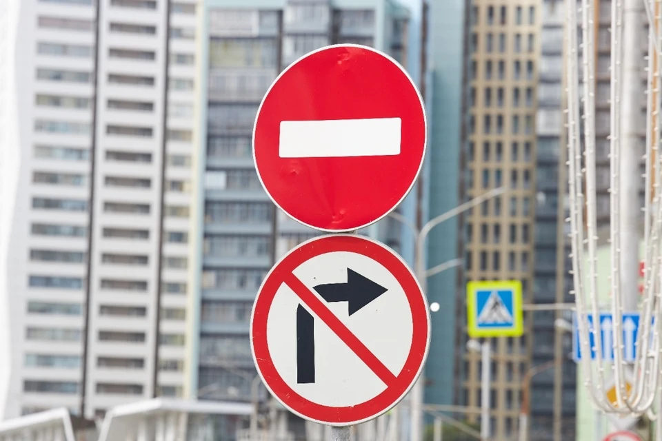 Закрыли поворот с улицы Большевистской на Добролюбова.