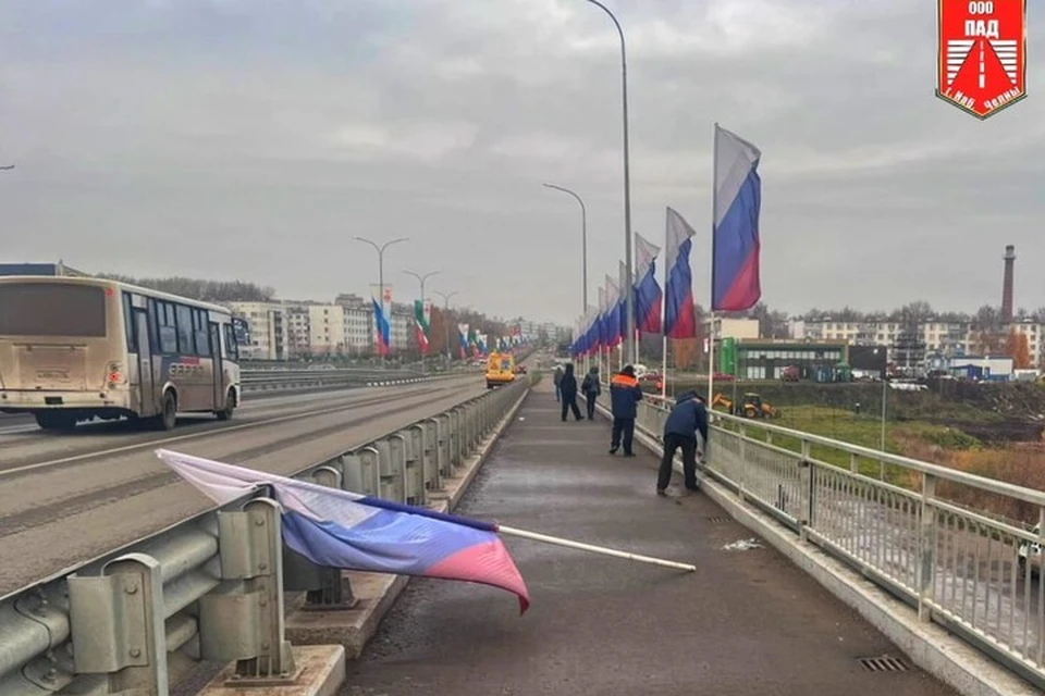 Традиционно флаги устанавливают в конце весны и убирают осенью. Фото: ПАД