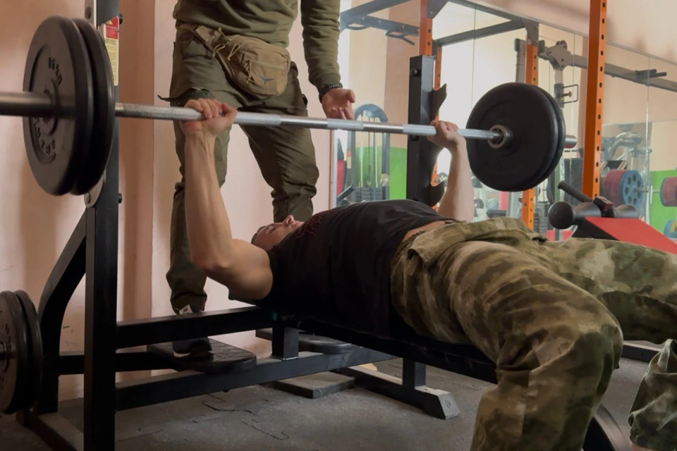 В комплексе упражнений был и жим штанги. Фото: Анна Авдеева