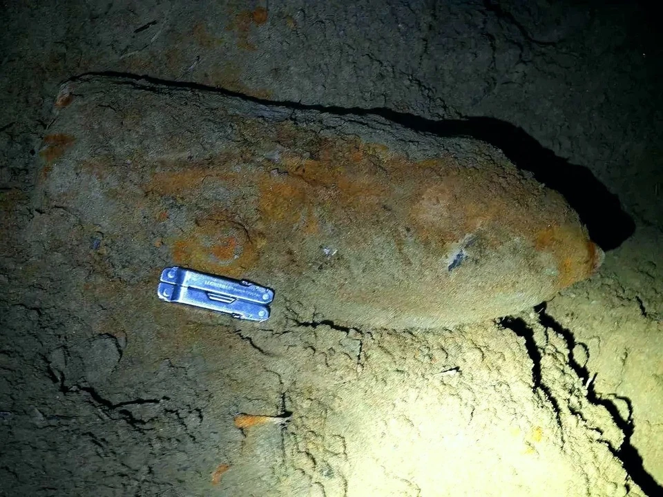 В Мурманске специалисты ОМОН «Медведь» обследовали авиабомбу времен Великой Отечественной войны, найденную на Нижне-Ростинском шоссе. Фото: Управление Росгвардии по Мурманской области