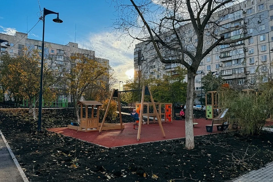 Санкт-Петербург продолжает благоустройство дворовых территорий в Мариуполе. Фото: ТГ/Побратимство Петербурга и Мариуполя