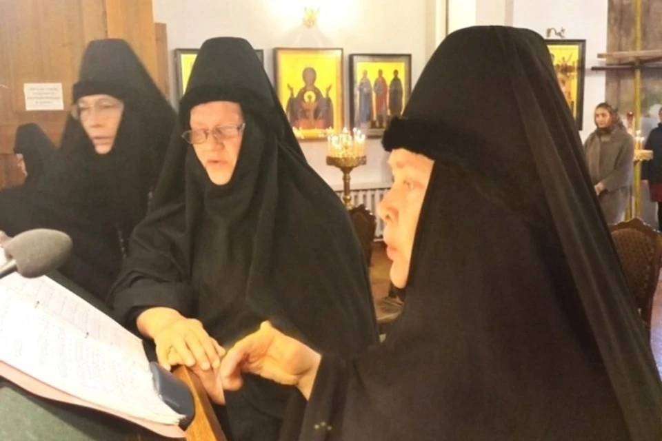 По благословению митрополита Амвросия они сменили обычные головные уборы на фетровые шапочки с мехом и вуалью. Фото: Тверская Епархия.