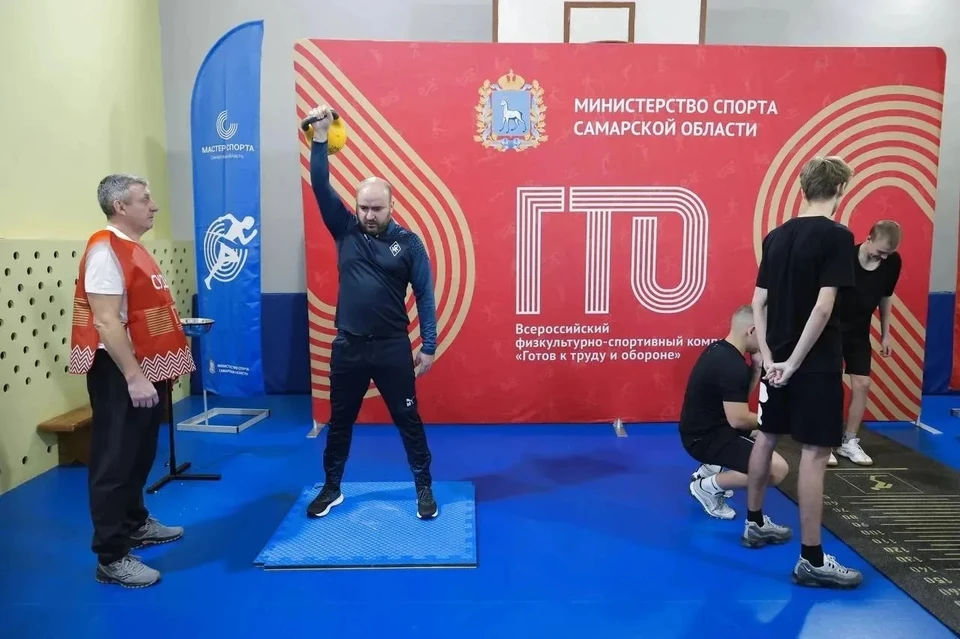 Глава региона выполнил нормы ГТО вместе со школьниками в поселке Кинельский / Фото: max.ru/Fedorischev63