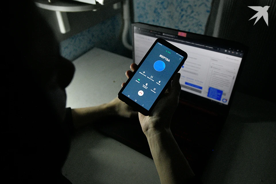В течение трех недель аферисты методично обрабатывали жертву, убеждая передать свои украшения «курьеру», что она и сделала.
