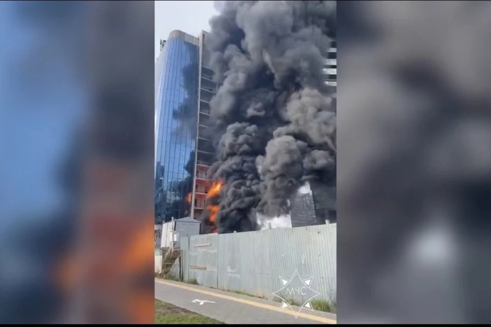 Семь машин МЧС тушили сильный пожар в жилом комплексе «Минск – Мир». Фото: скриншот с видео МЧС Беларуси