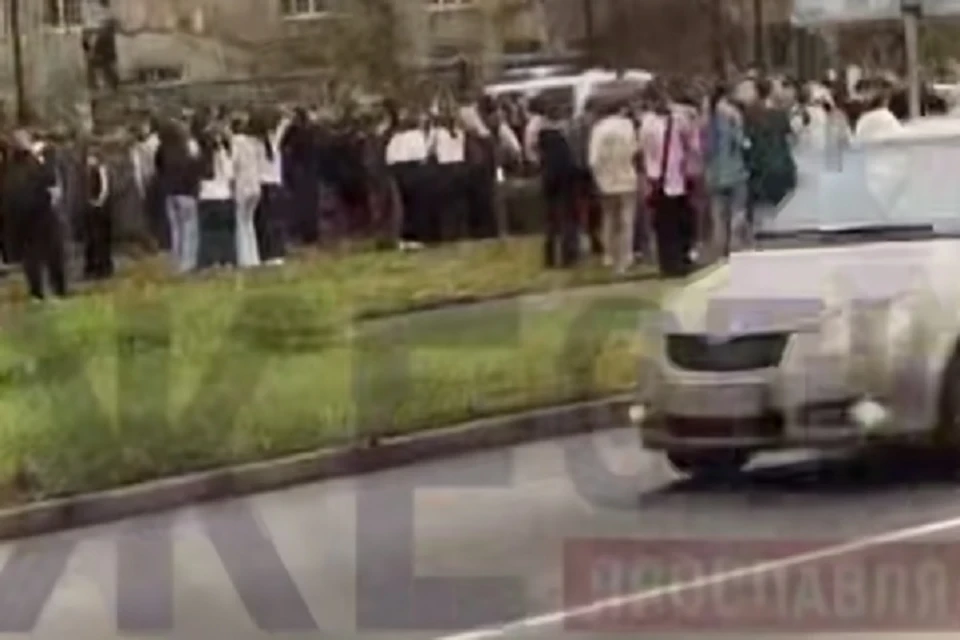 Студентов и педагогов эвакуировали. Фото: телеграм-канал Жесть Ярославль.