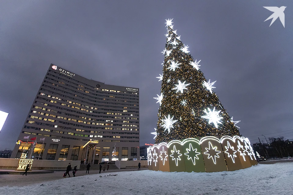 Несмотря на то, что снег в Мурманской области пока не лежит, в регионе уже начали создавать новогоднее настроение.