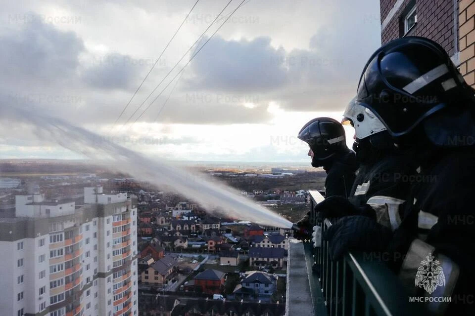 Бойцы учились подавать воду на крышу и спасать людей на большой высоте. Фото: МЧС России по Тверской области.